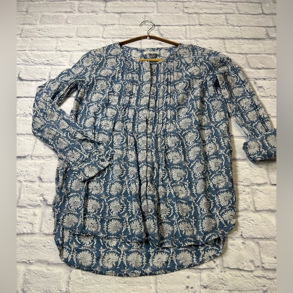 Old Navy Blue and White Floral Blouse - Picture 4 of 7